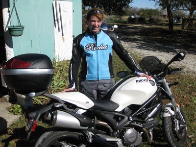 Paola, Prothe, We B Smokin 023.JPG (51.1 KiB) Viewed 22278 times 2010 "ITALIAN SUPERMODEL" DUCATI MONSTER 696, 1650 MILES---SHANNON, LAWRENCE, KS 10/10