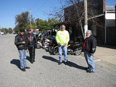 That's Don (Klem) on the right. Our fearless leader, responsible for pulling all these rides together for the last year or two for the eastern Kansas ROMEO group.