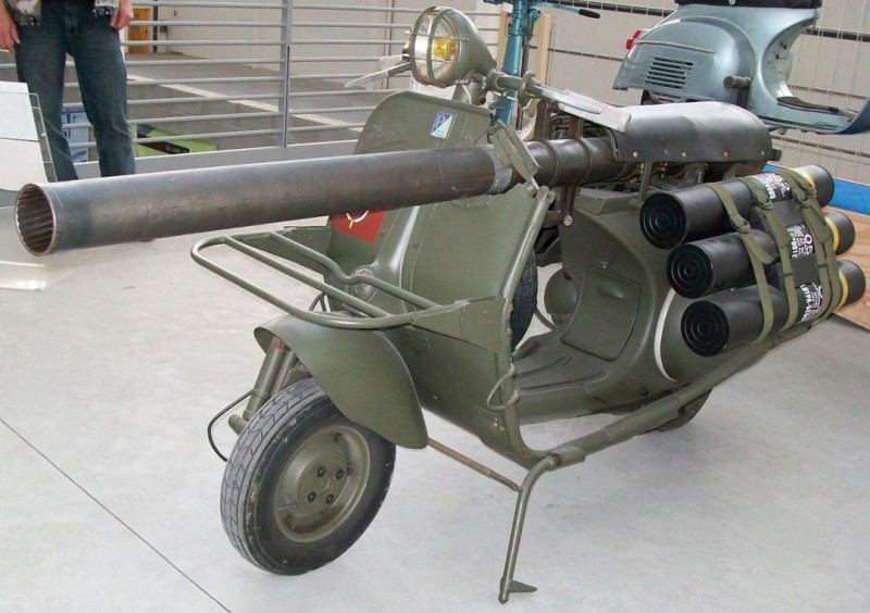 Vespa 150 TAP (troupes aéroportées, TAP)..jpg