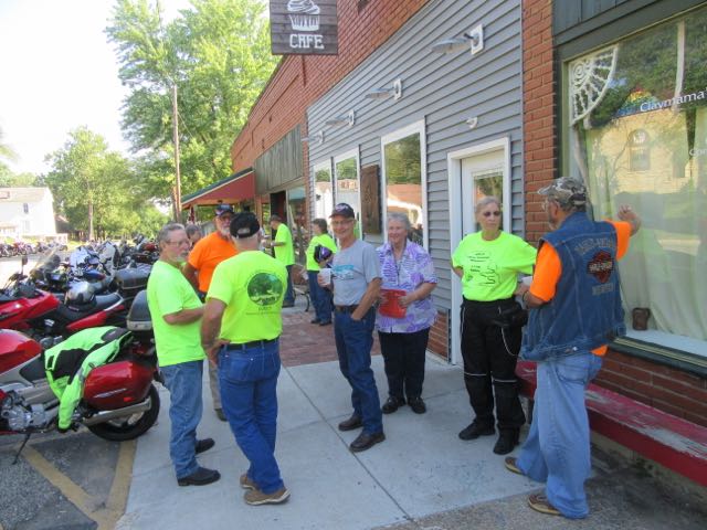 This group had eaten earlier, and cleared out to make room for many more to come.