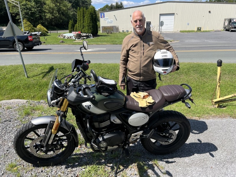 d003iimage.jpg (405.5 KiB) Viewed 391 times Ed F. and his Triumph